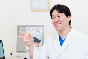 薄毛について院長が説明をしている写真です